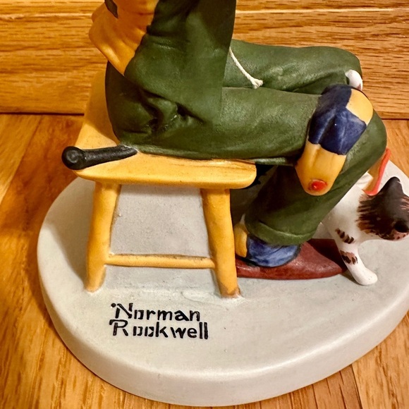 Norman Rockwell collectible porcelain figurine “Man Threading A Needle” - Picture 7 of 8